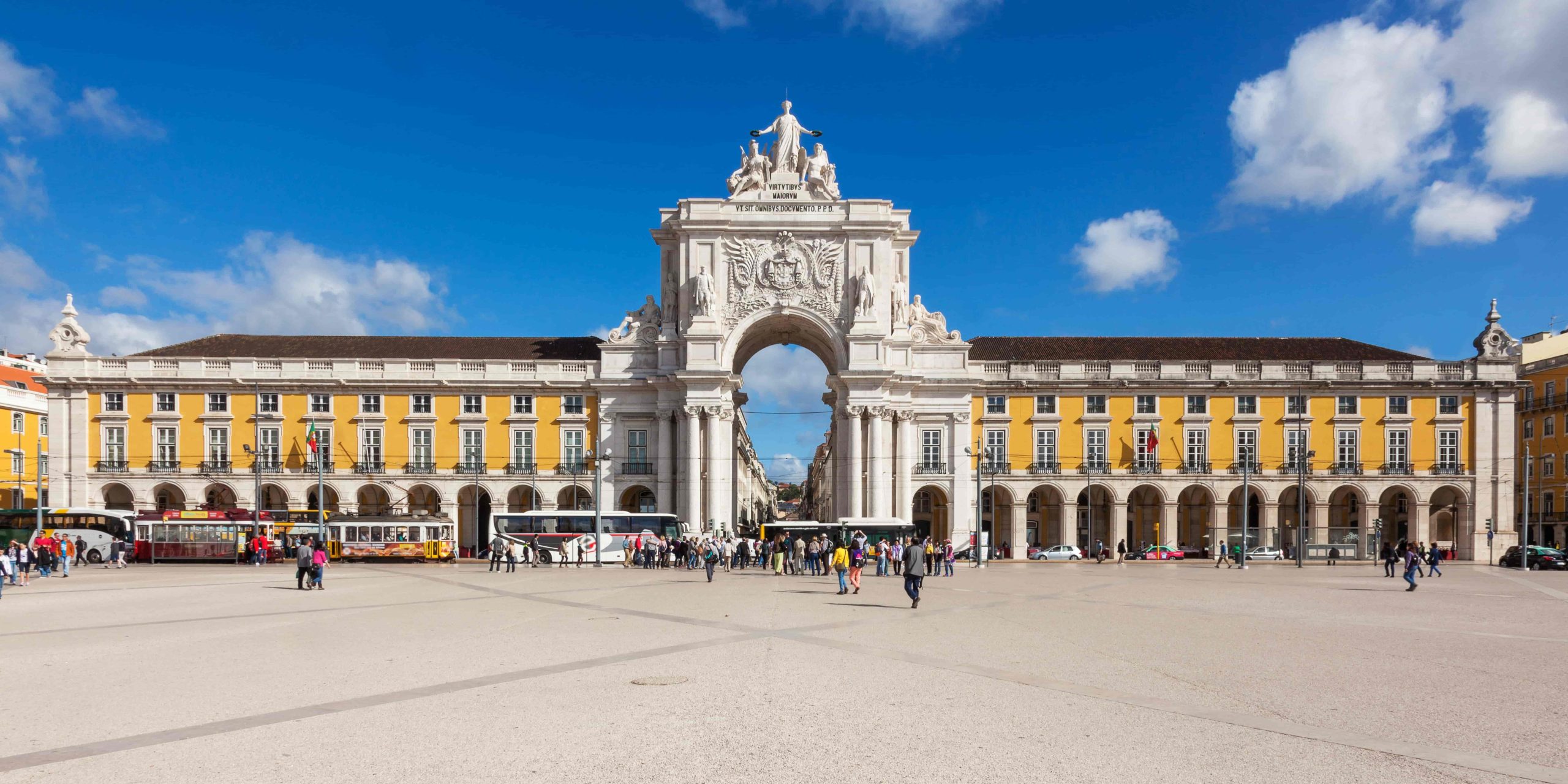 Praça do Comércio em Lisboa, com o Arco da Rua Augusta e pessoas a passear