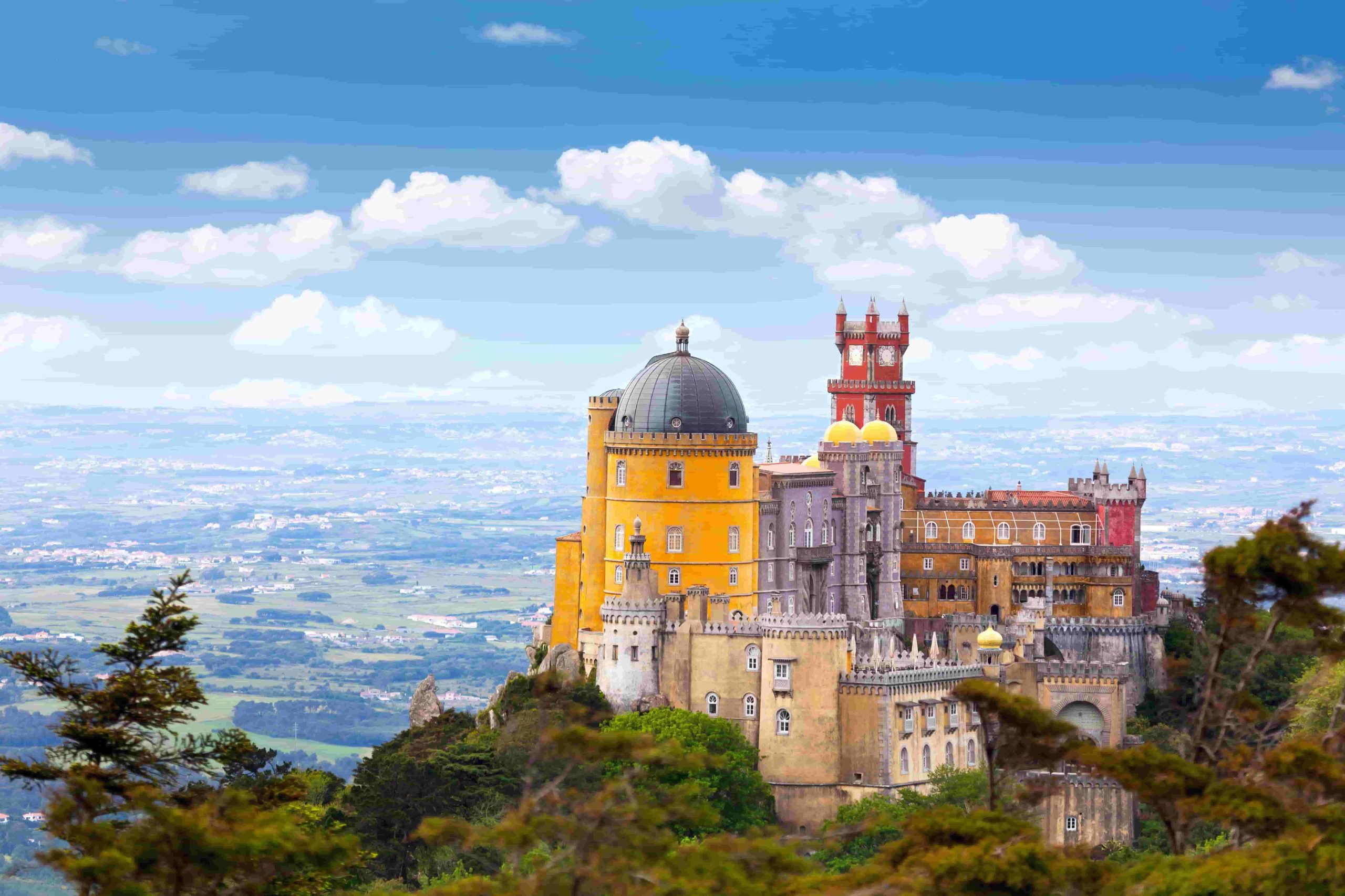 Palácio da Pena, em Sintra, colorido e situado no topo de uma colina arborizada