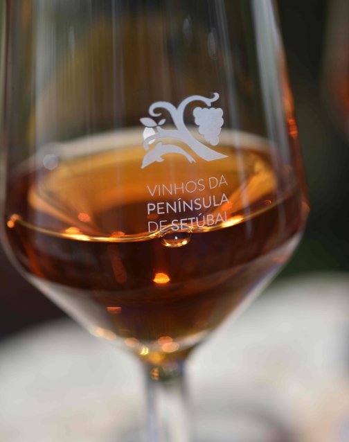 Copo de vinho Moscatel com o logótipo "Vinhos da Península de Setúbal"